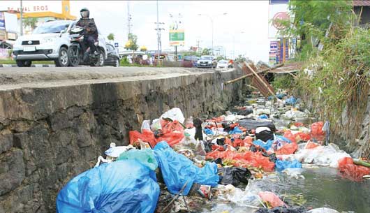 Sampah Menumpuk, Sanksi untuk Camat Ditunggu